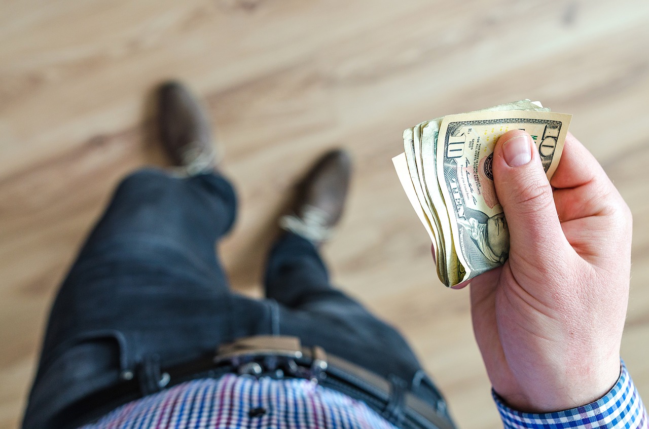 cliente após pesquisar as melhores condições da compra e venda de dólar | Levycam corretora de Câmbio
